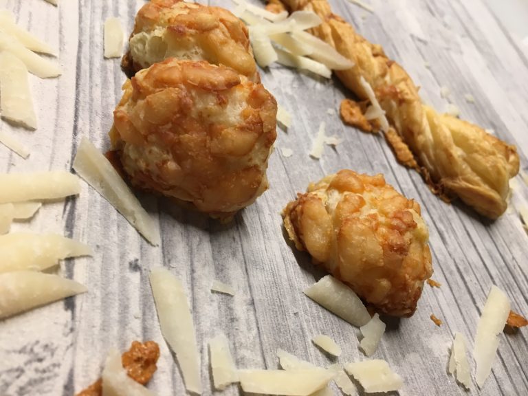 Knusprige Käsestangen - Hinter dem Regenbogen