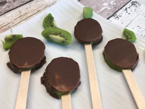 Schokoladige Kiwi am Stiel
