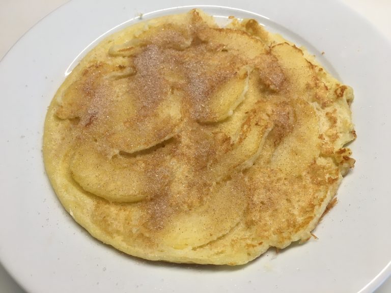 Eierkuchen mit Apfel - Hinter dem Regenbogen Eierkuchen mit Apfel - Hinter dem Regenbogen