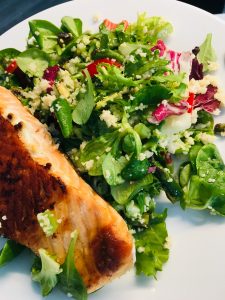 Gebratener Lachs mit grünem Spargel Couscous Salat