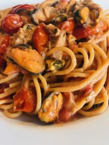 Spaghetti mit Thunfisch-Tomatensoße und frischen Muscheln