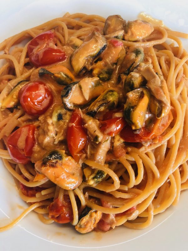 Spaghetti mit Thunfisch-Tomatensoße und frischen Muscheln - Hinter dem ...